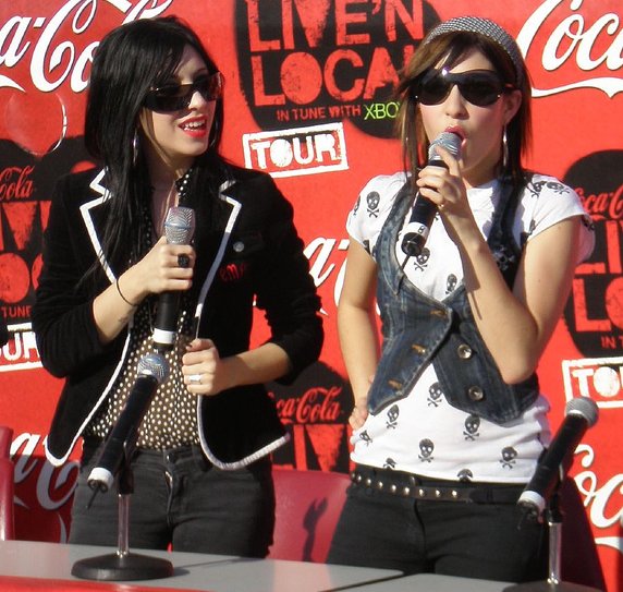 The_Veronicas_interviewed_2006.jpg